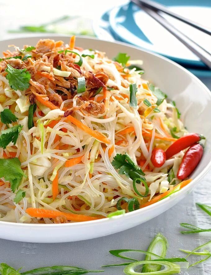 Рецепт салата с лапшой быстрого. Рисовая "Rice Vermicelli". Салат с вермишелью. Салат китайский. Салат с рисовой лапшой.