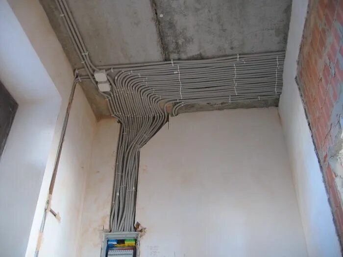 Электропроводка по потолку. Прокладка проводов по потолку. Разводка проводов по потолку. Прокладка кабеля по потолку. Проводка по потолку в квартире.