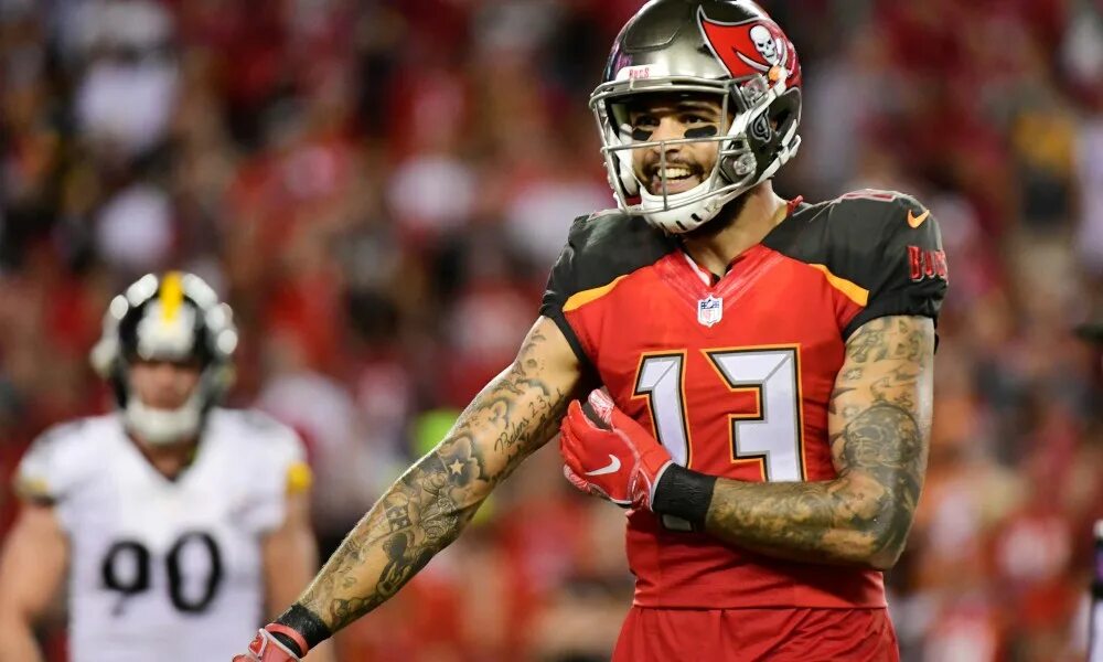 Old mike. Mike Evans NFL. Дэйл Эванс. Tampa Bay Evans. Боб Эванс the offer.