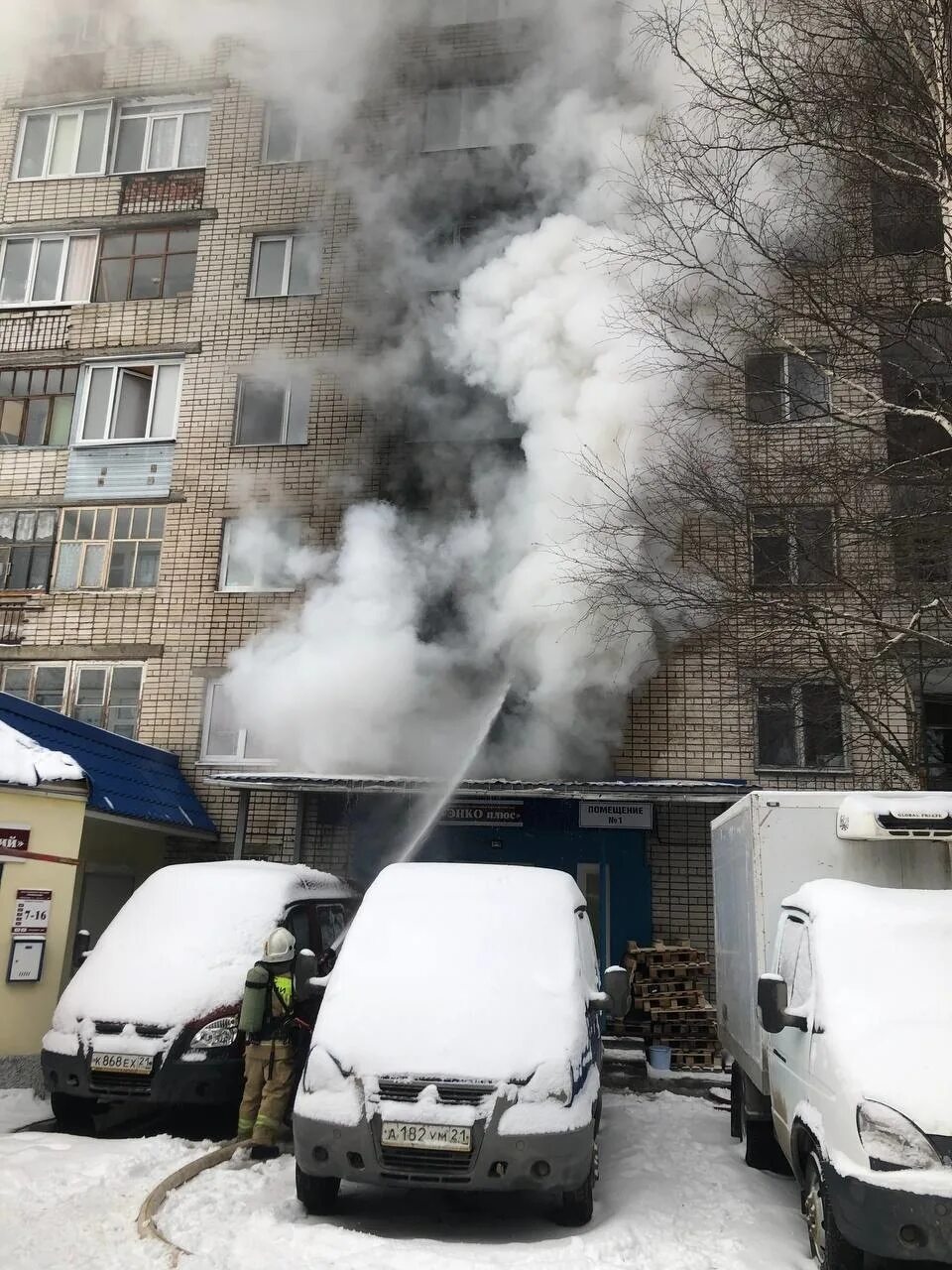 Пожар Шевченко дом 29 города Чебоксар. Сгоревшее здание. Пожар в доме. Многоэтажный дом.