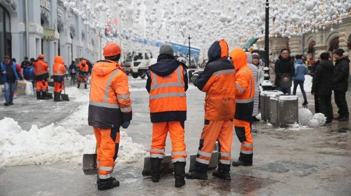 Таджики бегут из москвы сегодня. Гастарбайтеры на стройке. Таджики на стройке. Трудовые мигранты. Строитель гастарбайтер.