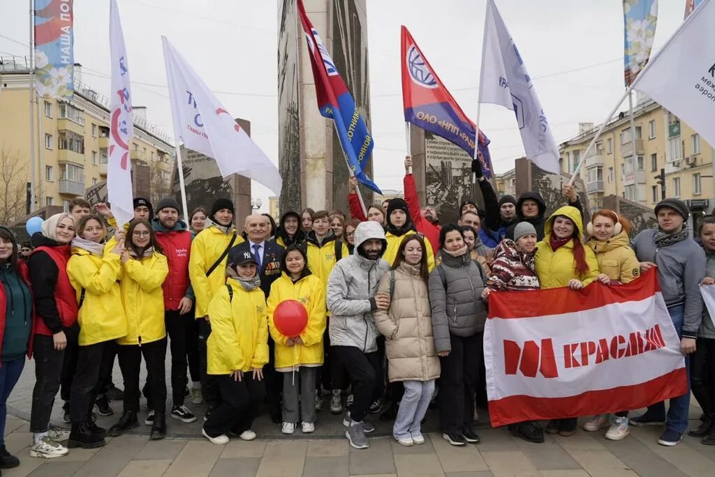 Какие числа митинг. Празднование Первомая в России. Празднование дня Победы. День весны и труда. Торжественное поднятие Знамени Победы.