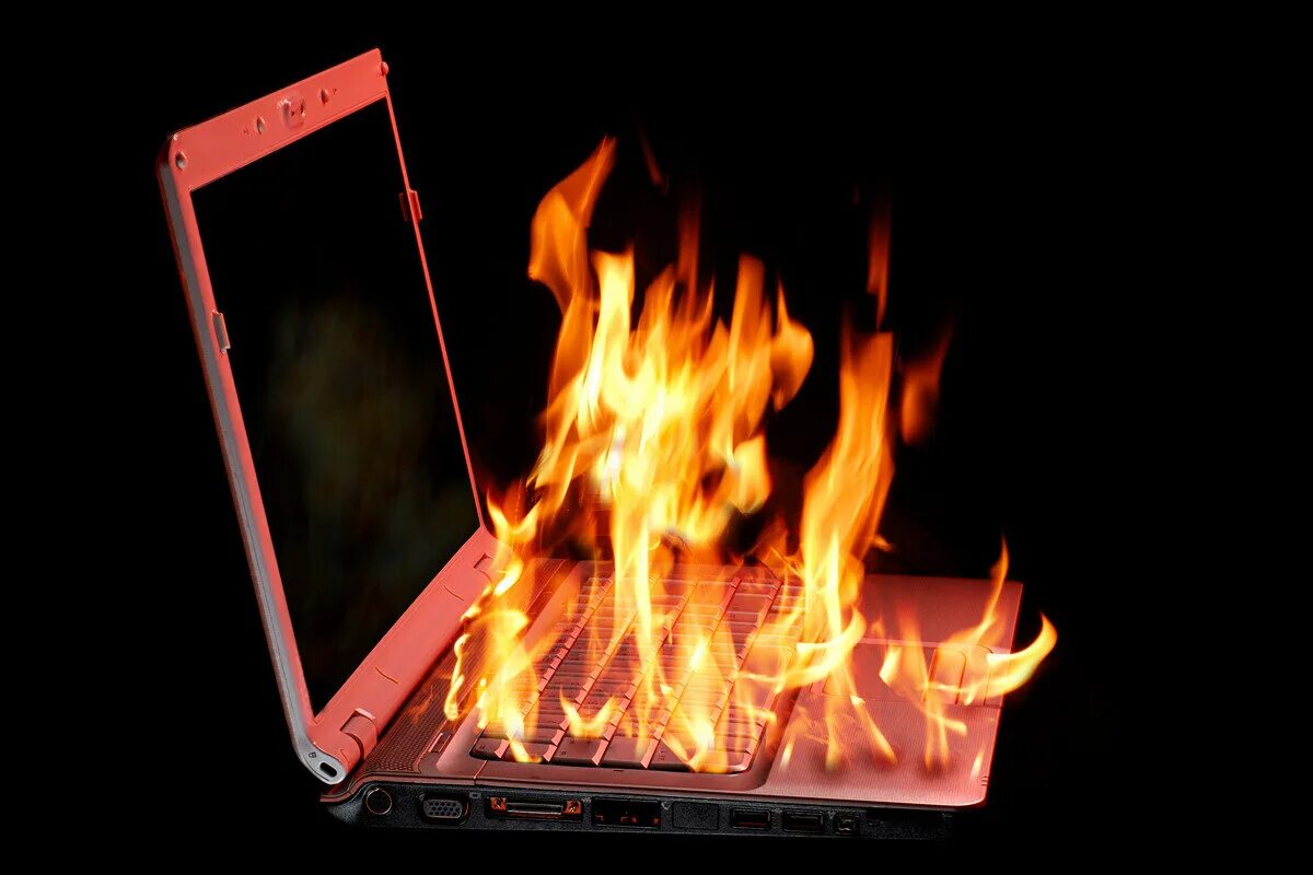 Сгоревший пк. Горящий комп. Горящий ноутбук. ПК горит. Возгорание компьютера.