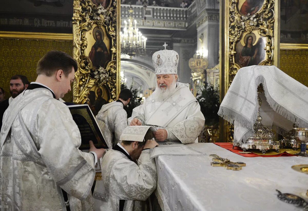 патриарх кирилл в алтаре проскомидия. крещение 2024 патриарх. храм христа спасителя в москве крещение. крещение 2024 патриарх. крещение в храме христа спасителя.