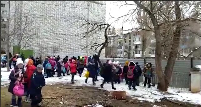 Заминировали школу. Минирование школ в Волгограде. Волгоград теракт в школах. Эвакуация в школе.