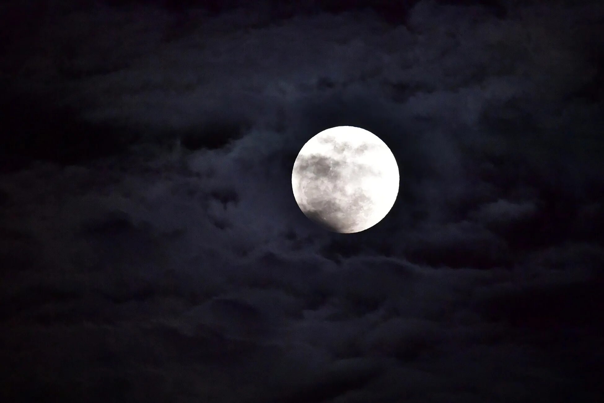 Ночь какая ночь ремикс. Ночное небо с луной реалистичное. Снова ночь. Луна на светло черном фоне. Снова ночь mull3.