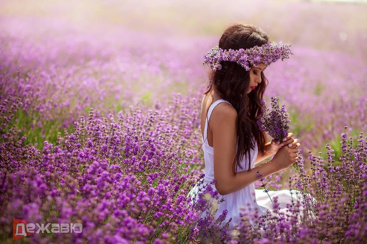 Девушка цветок 18. Фотосессия в поле с цветами. Девушка в цветущем поле. Фотосессия в лавандовом поле. Фотосессия в полевых цветах.