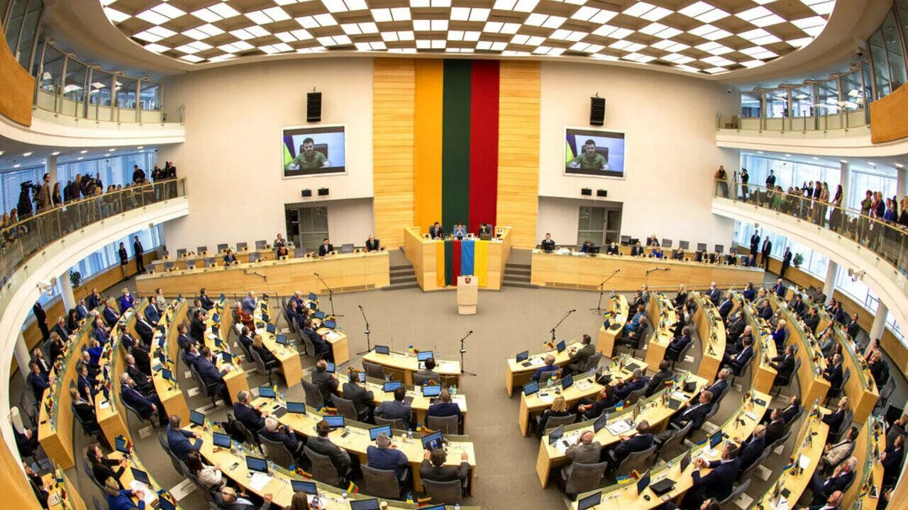 Азiв 2022. Забор на границе литвы и беларуси. Литва объявила. Литва вильнюс флаг. Литва латвия эстония польша флаги.