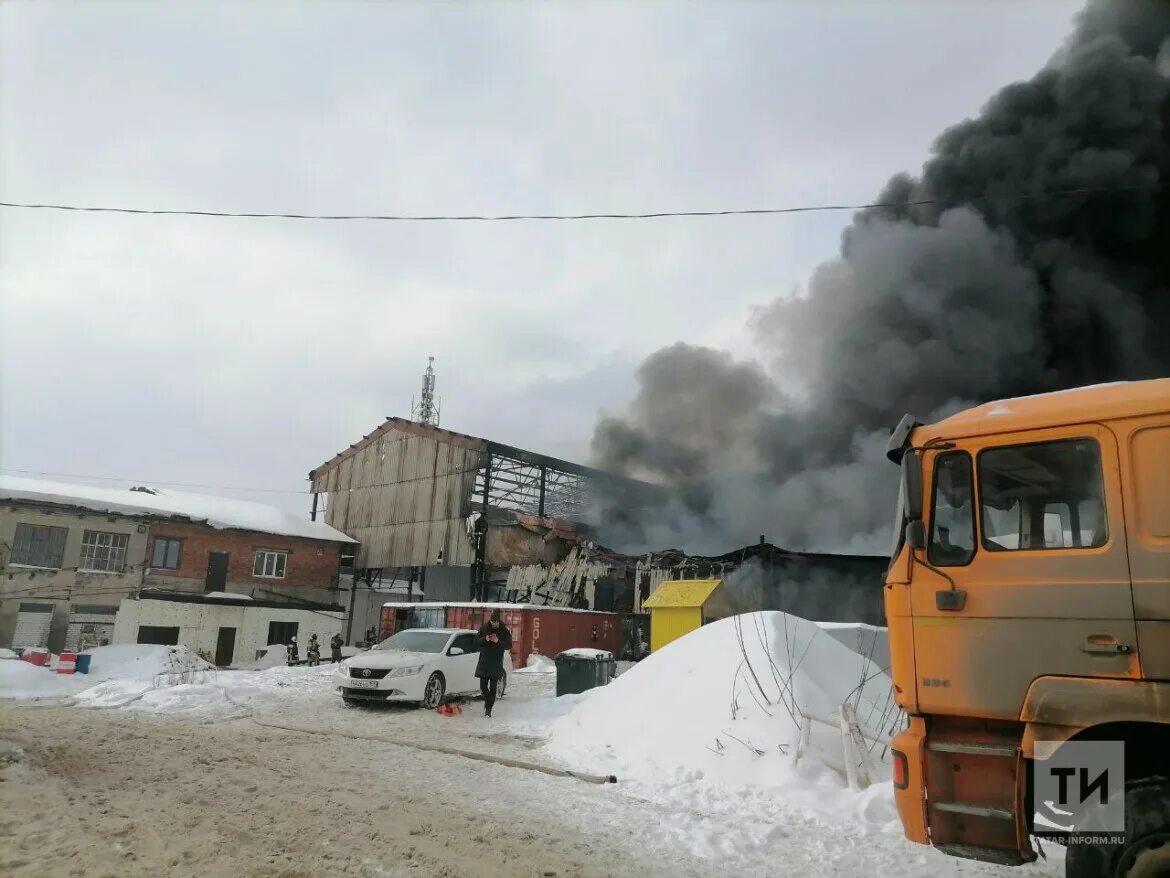 Пожар в казанском танковом. Пожар в Казани 14.08.2022. Сгорел автосервис в Казани. Пожар в Казани сегодня. Пожар в Татарстане.