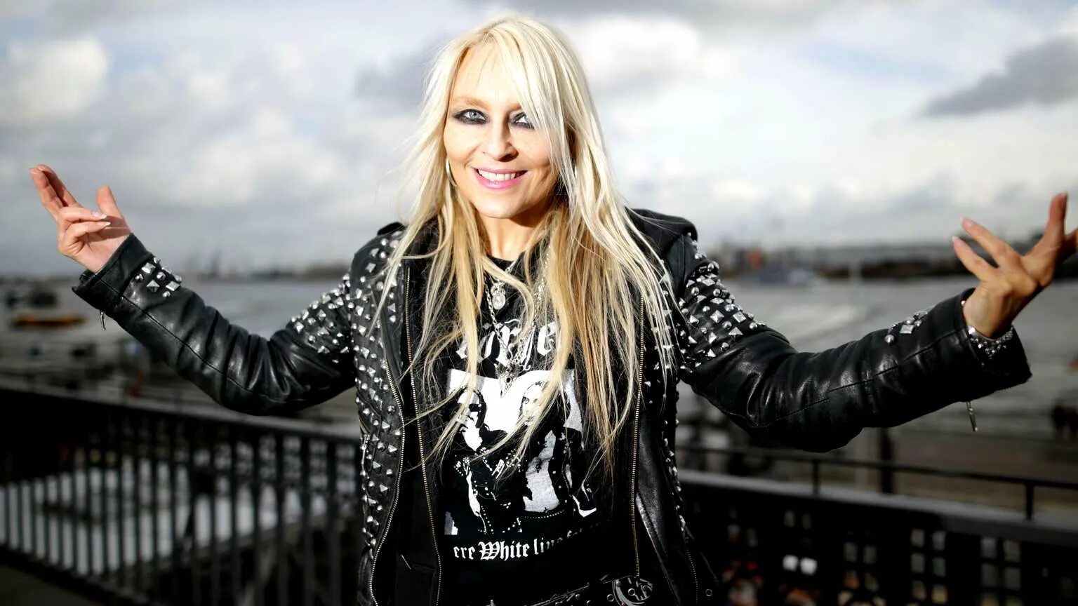 Doro певица. Вокалистка Doro. Doro Pesch молодая. Дора рок певица.