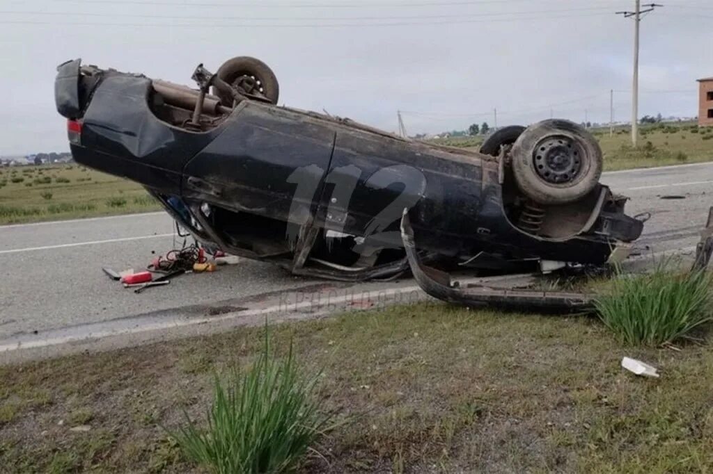 Перевернутая 10. Ваз 2110 перевертыш. Перевернутая машина. Ваз 2110перевертуш. Разбитая ваз 2110.