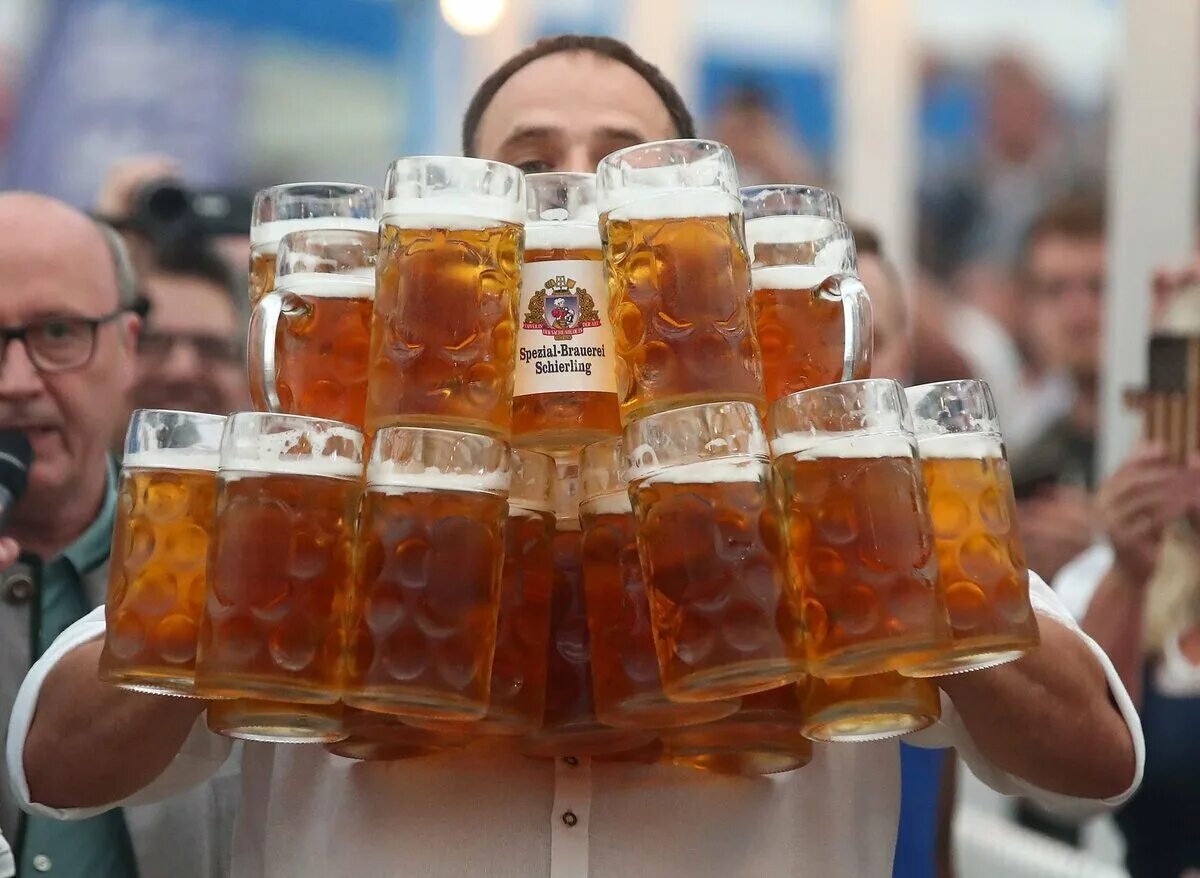 Три девушки с пивом. Человек пьет пиво. Куда пойти пить. Куда пойти пить. Октоберфест девушки.