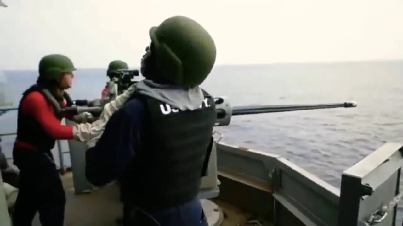 Отбить нападение. Сомалийские пираты напали на корабль. Морская пехота против сомалийских пиратов. Сомалийские пираты напали на корабль 2021. Пираты Сомали.