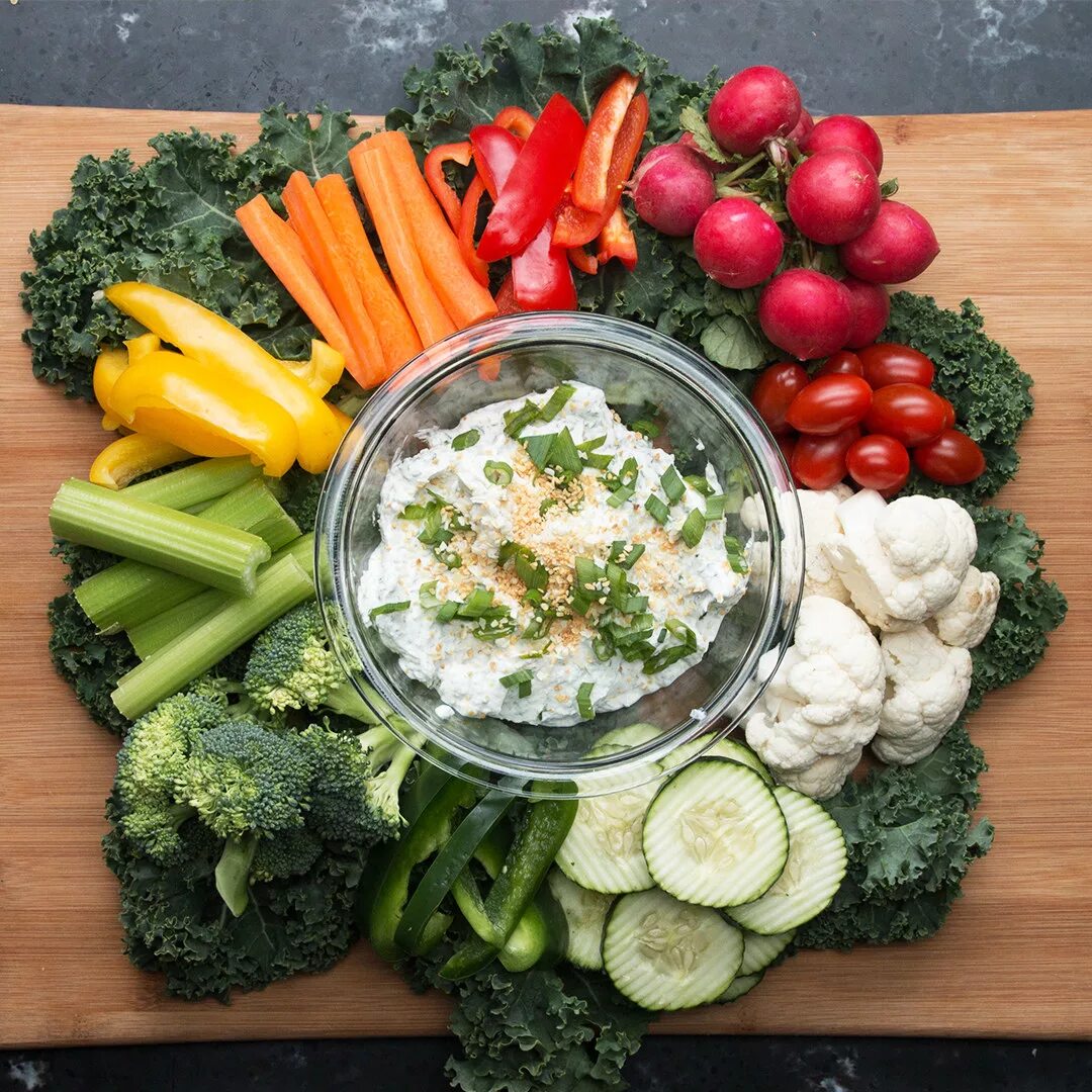 Блюда из растительных продуктов. Закуски здорового питания. Здоровое питание овощи. Тарелка с овощами. Здоровая тарелка овощи.