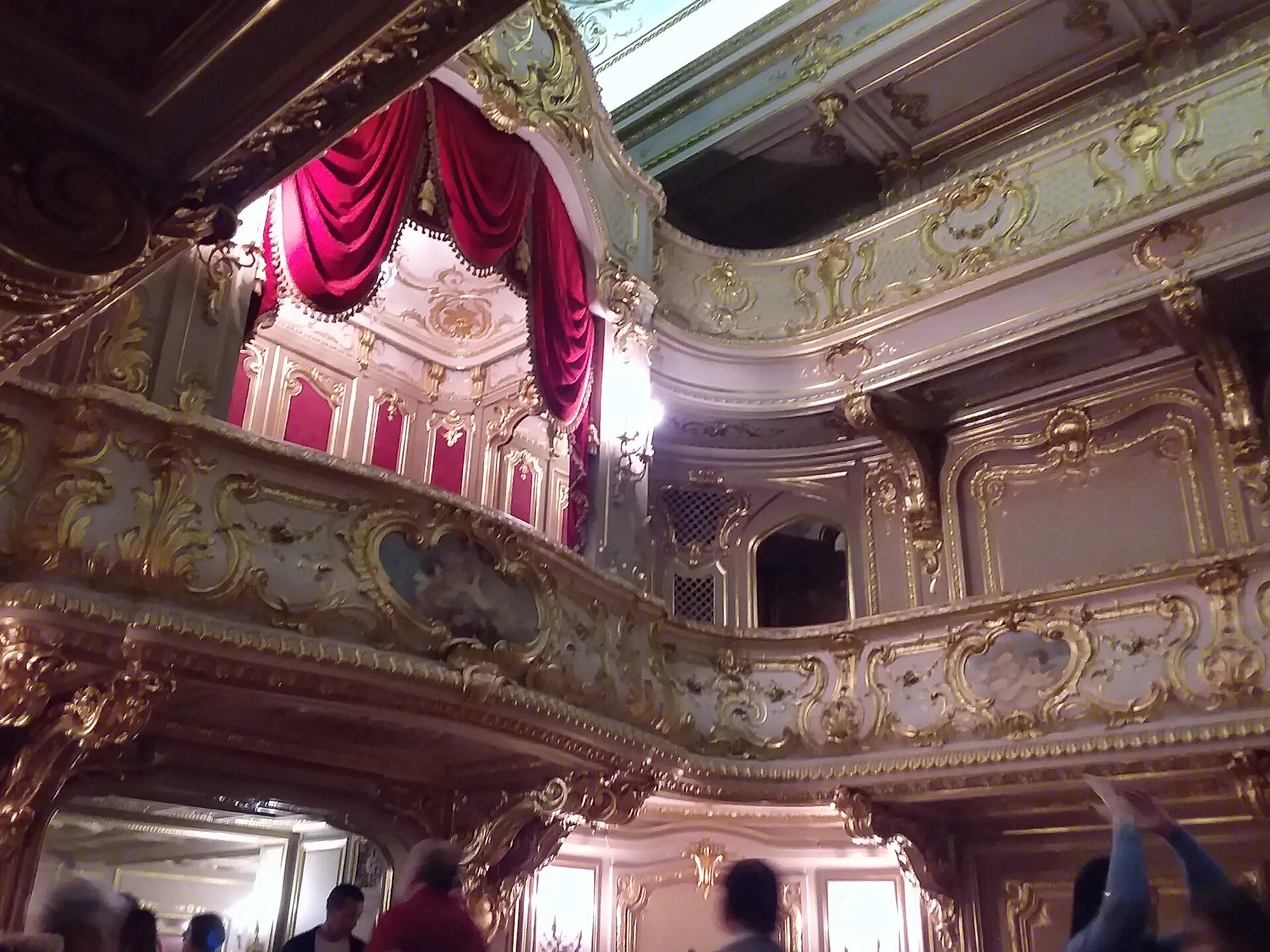 Театр оперы и балета астрахань зал. Ложи по бокам партера. Ложи по бокам партера. Ложа бенуара большой театр. Ложа театра гарнье.