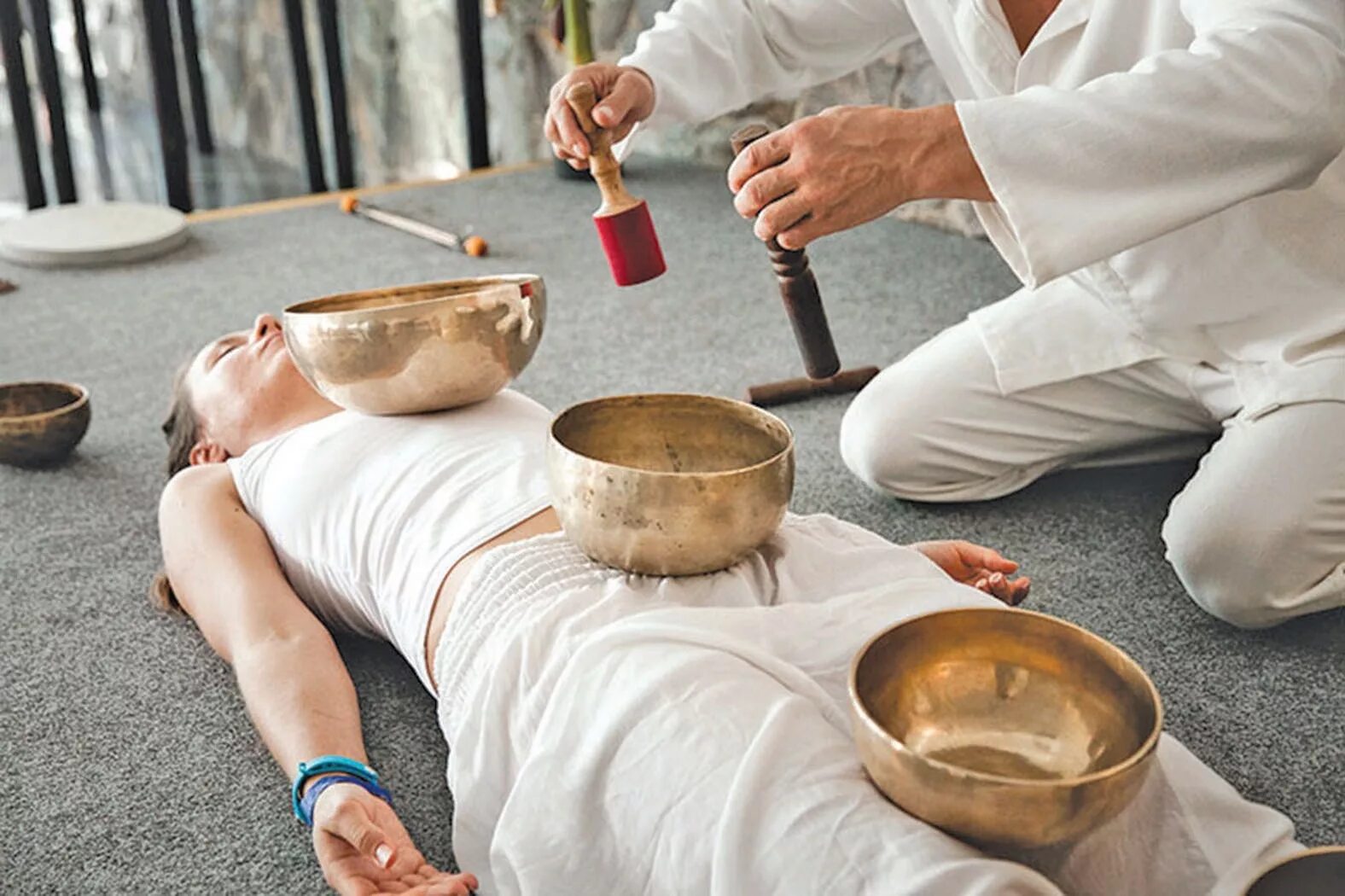 Массаж медитация. Звуковибрационный массаж тибетскими чашами. Поющие чаши. Звукотерапия. Тибетские Поющие чаши Сакрополь. Гонг и Поющие тибетские чаши.