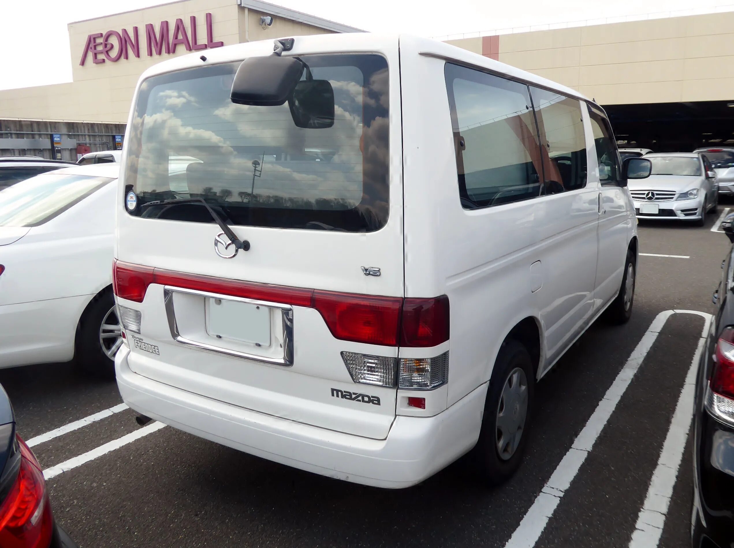 Mazda bongo friendee. Мазда бонго френди бензин 2. Мазда бонго френди 2000. Мазда бонго аэро. Мазда бонго френди аэро наклейки.