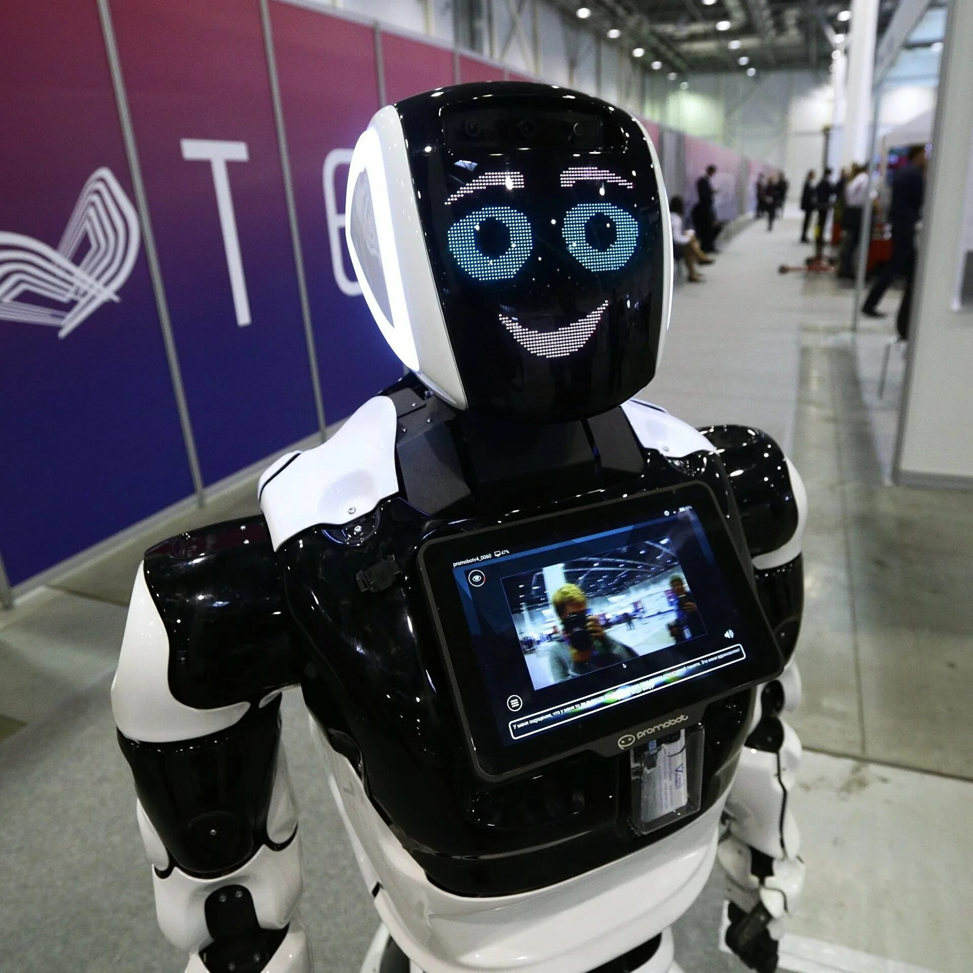 Н робот. Робот промобот. промобот 4. «промобот» promobot v.4. российский робот.