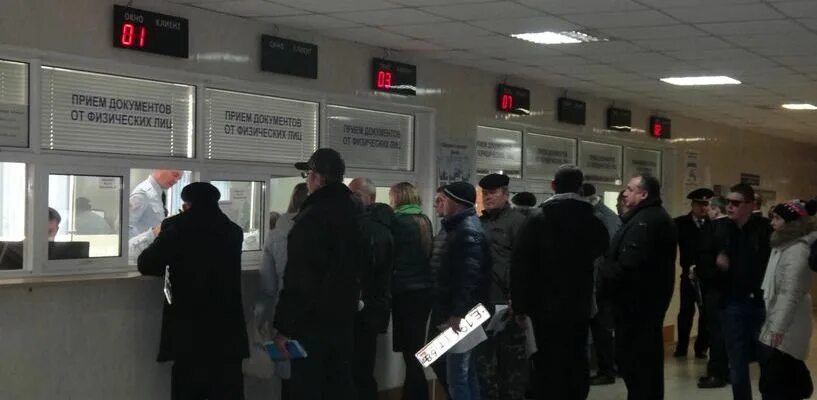 Прием без очереди. Очередь в тамбове фото. регистрация авто без очереди фото. очередь без лиц.