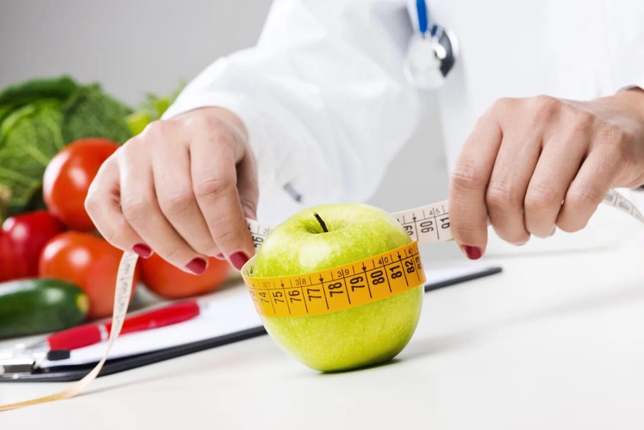 Новичок в тренажерном зале. Успешное похудение. Weight courses. Шкала на весах. Weight courses.