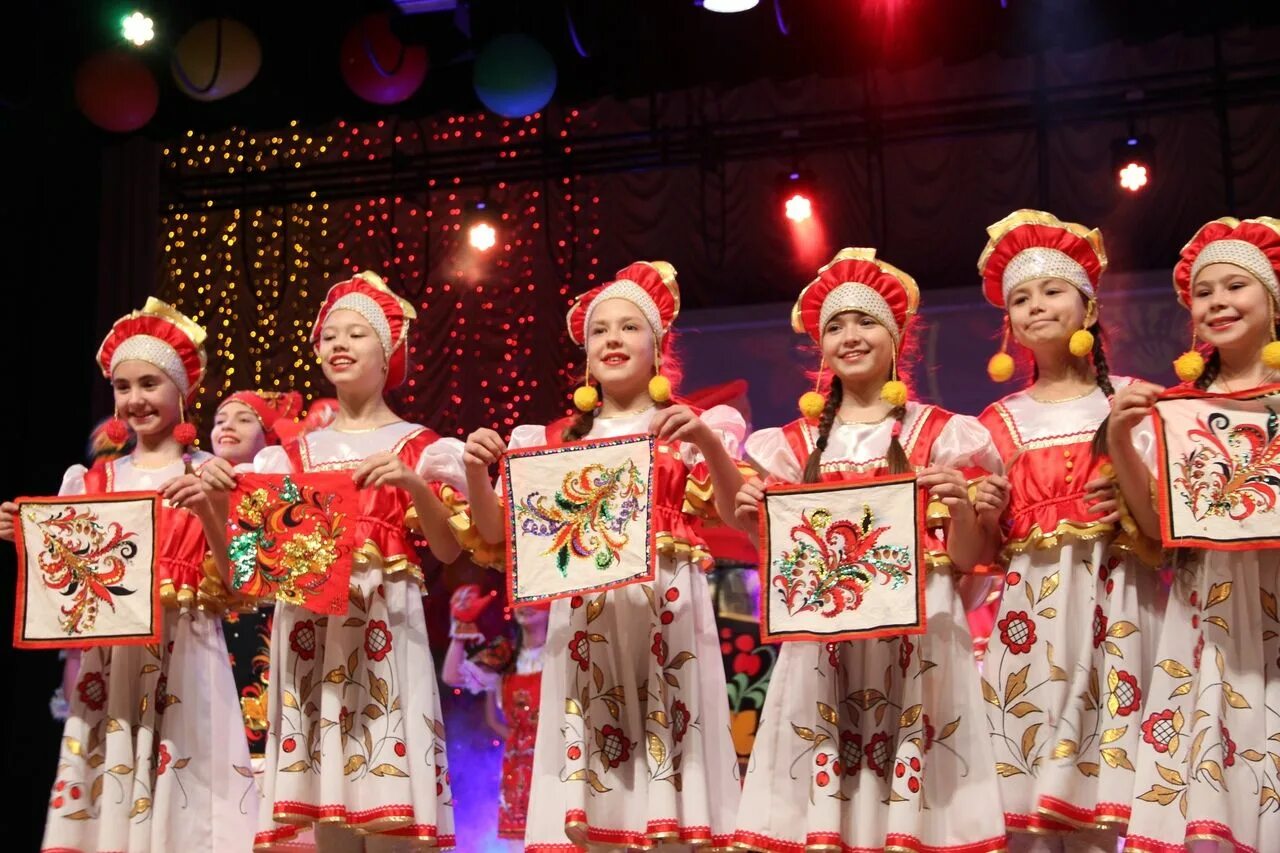 Червона калина усинск. Ансамбль червона калина усинска. Название концерта к 9 мая. Ансамбль россияночка москва. Фольклорный ансамбль рябинушка алексеевка.