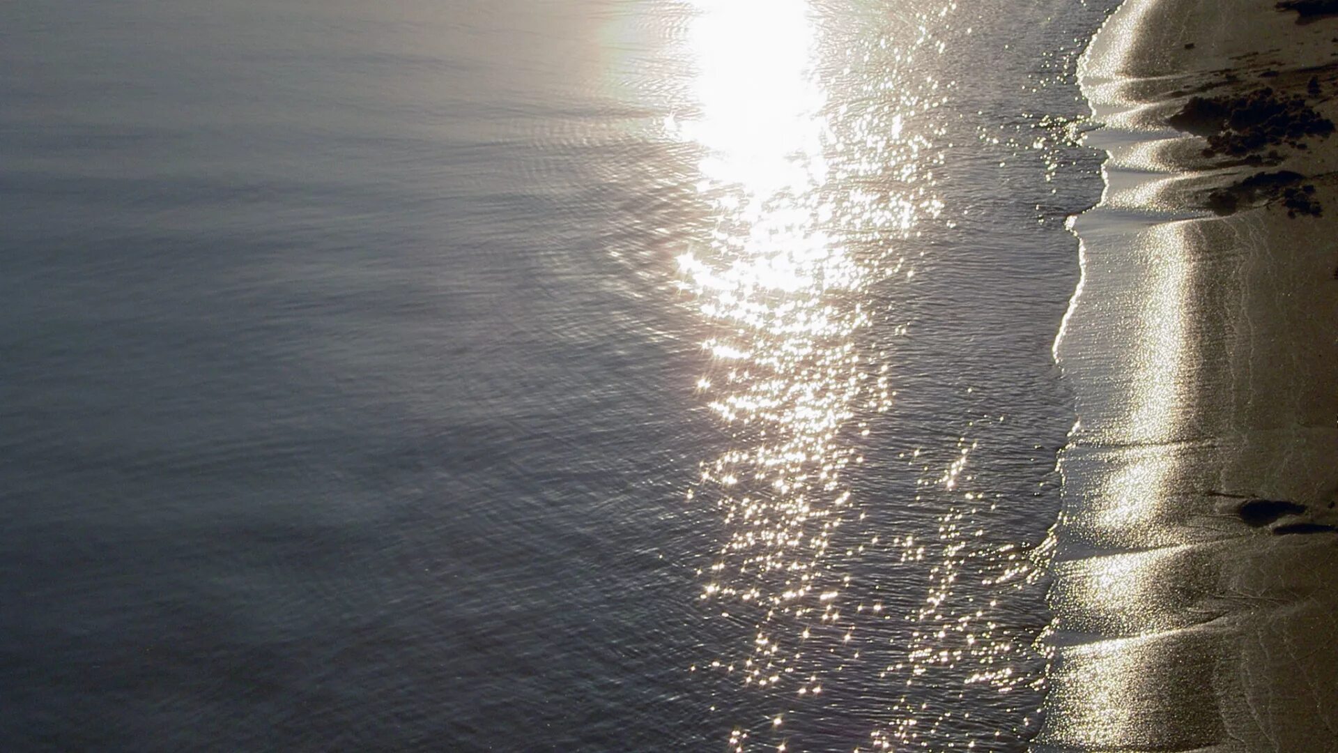 Едва заметно будто капли воды блестели. Солнечные блики на воде. Блики на море. Блики солнца на воде. Сверкающее море.