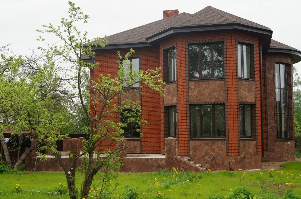 Домик в пушкине. Дер пушкино московская область. Пушкинские дачи коттеджный. Кирпичный дом в подмосковье. Коттеджи в пушкине.