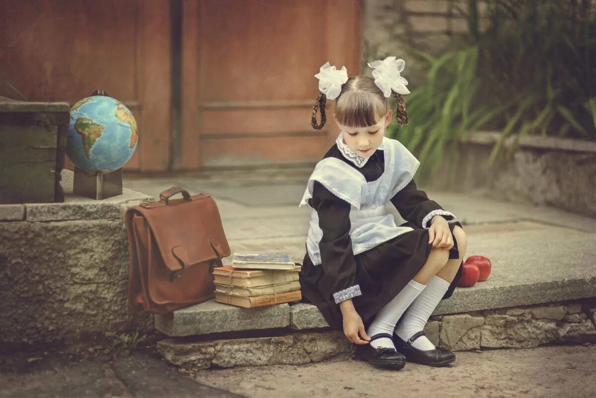 Пошла в школу в 4 года. Первоклашка. Фотосессия первоклассника в школе. Фотосессия в школьном стиле. Девочки в школе.