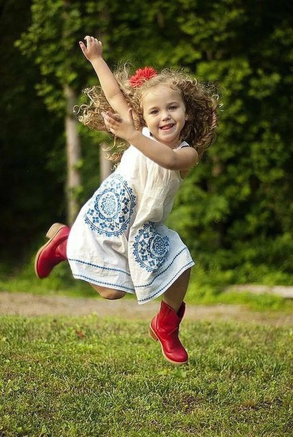 Ребенок. Ребенок вредничает. Непослушание родителям. Радостная девочка. Озорной малыш.