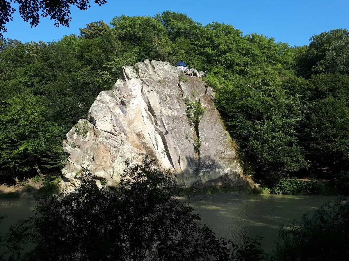 Скала петушок горячий ключ. Горячий ключ Краснодарский край гора петушок. Горячий ключ парк петушок. Горячий ключ горы. Горячий ключ краснодарского края сегодня