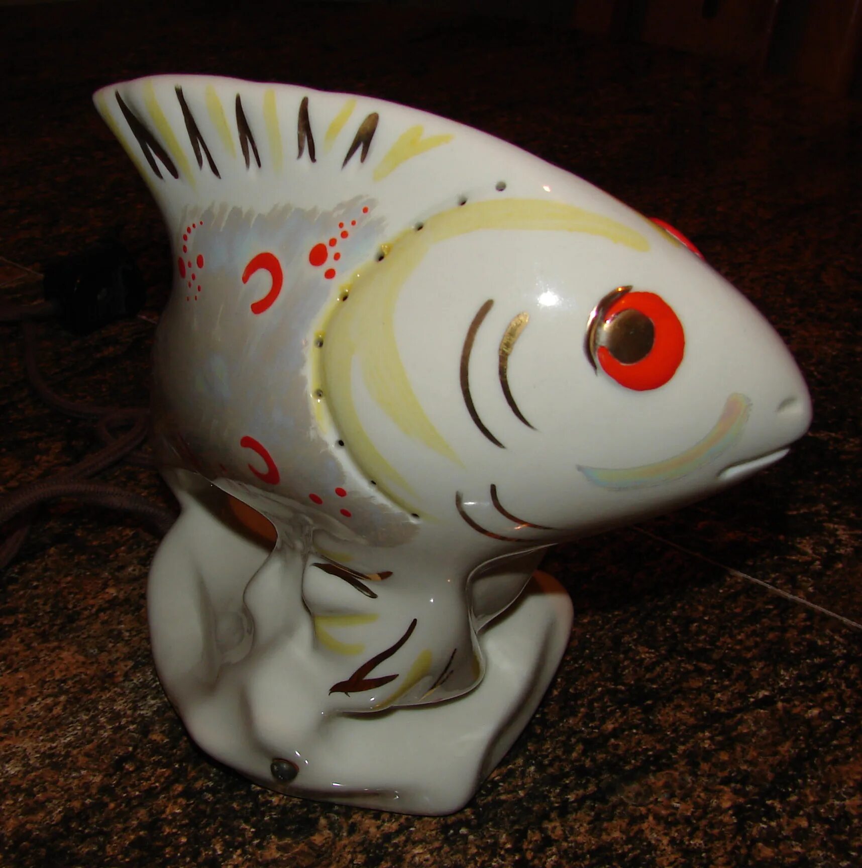 Фарфоровая статуэтка рыба. Фарфоровые светильники рыбки. Светильник с рыбками. Рыбка фарфор. Фарфор рыбка