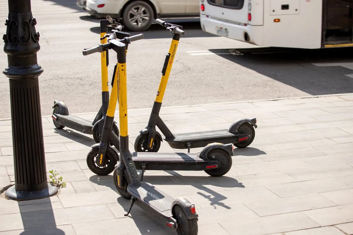 Электросамокаты whoosh омск. Прокатный самокат. Ситимобиль самокаты. Электросамокат kugoo s3 ездит. Самокат электрический whoosh.