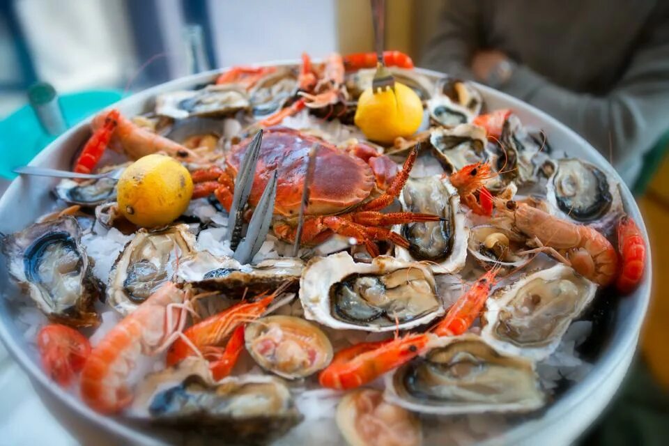 Морепродукты на берегу моря. Морепродукты дальнего востока. девушка и морепродукты. seafood platter.