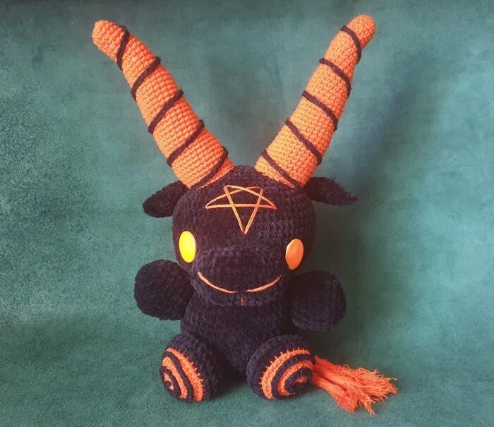 Игрушка бафомет амигуруми схема. Бафомет вязаный. Бафомет игрушка вязаная. Baphomet demon амигуруми. Бафомет амигуруми схема.