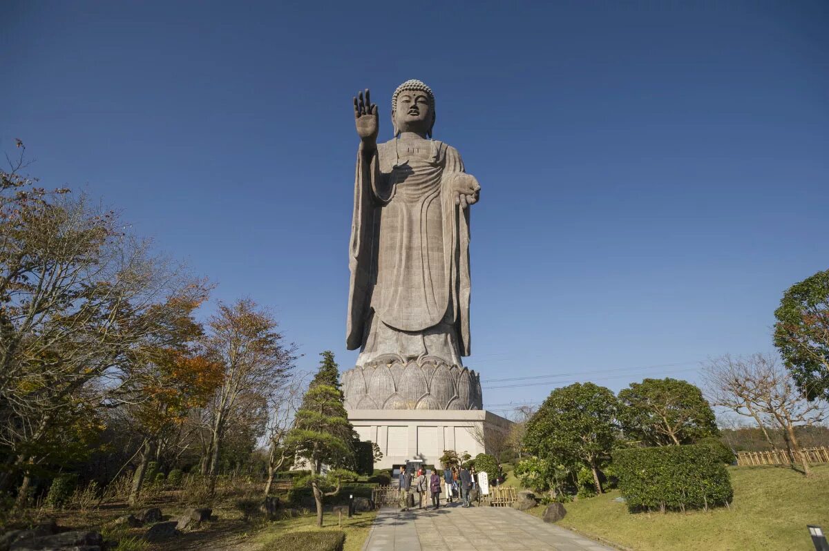 Большие статуи. Дайбуцу Усику статуя Будды. Дайбуцу Усику Япония. Статуя Будды Ушику Дайбутсу. Статуя Усику Дайбуцу в Японии.