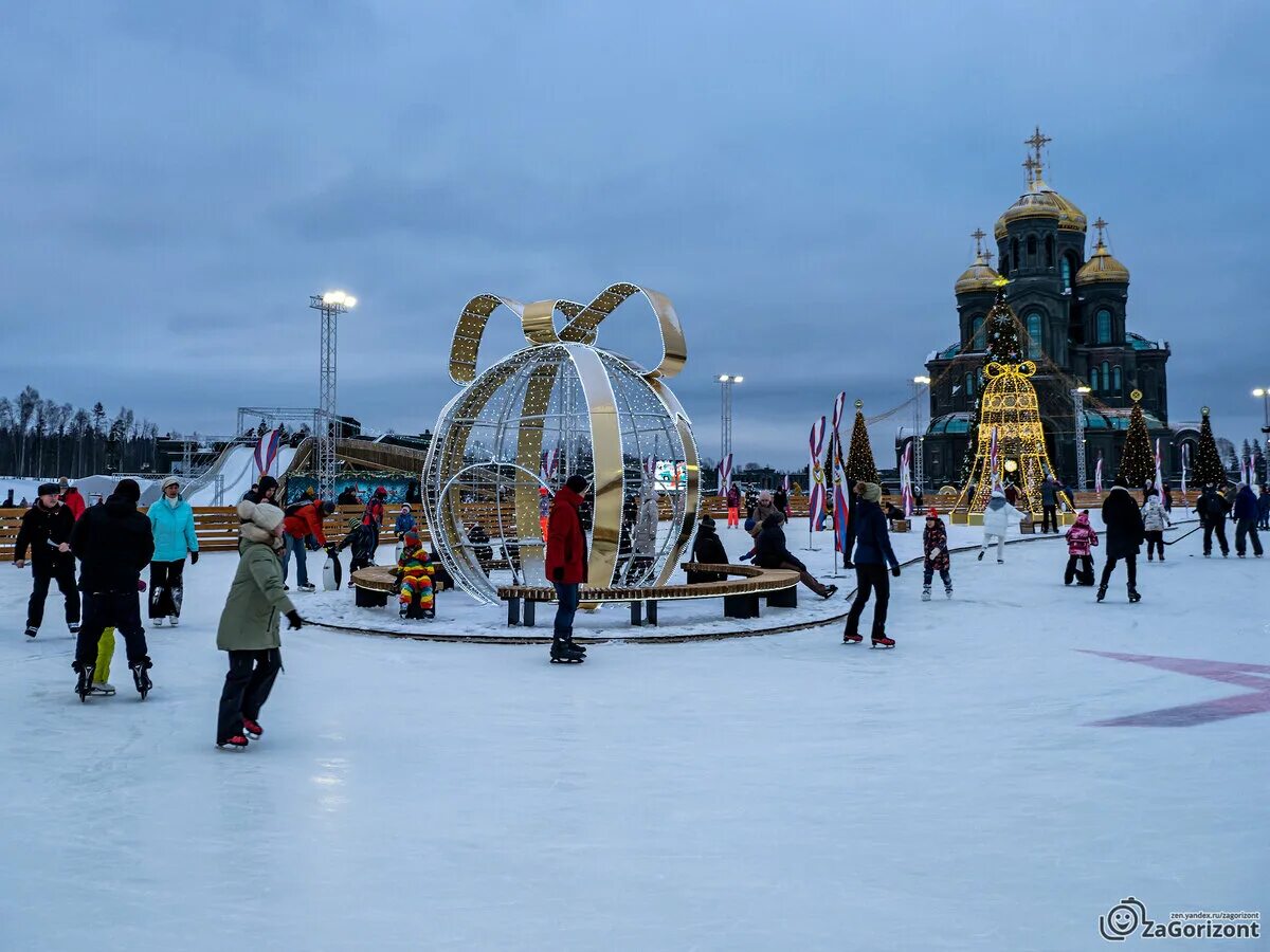 Работает каток в парке патриот. Каток Патриот Кубинка. Парк Патриот в Подмосковье каток. Каток в парке Патриот. Парк Патриот Соборная площадь.