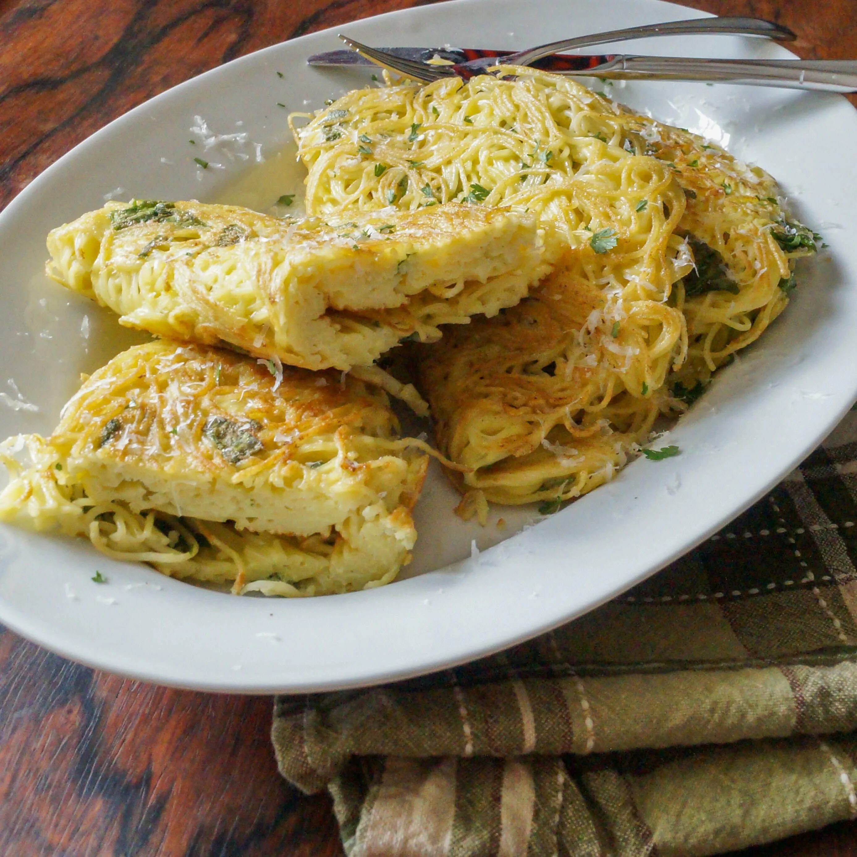 Макароны с яйцом и сыром. Омлет с макаронами и сыром. Жареные макароны с яйцом. Омлет с вермишелью. Приготовление лапши с сыром