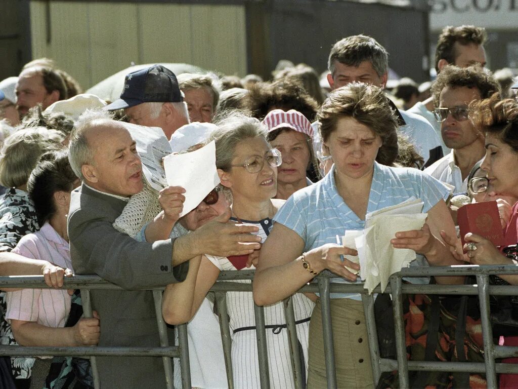 Королева елизавета в москве в 1994 году. Межэтнический конфликт в руанде 1994. 1993 августовский путч танки. Визит королевы елизаветы в россию в 1994. 1994 события в мире.