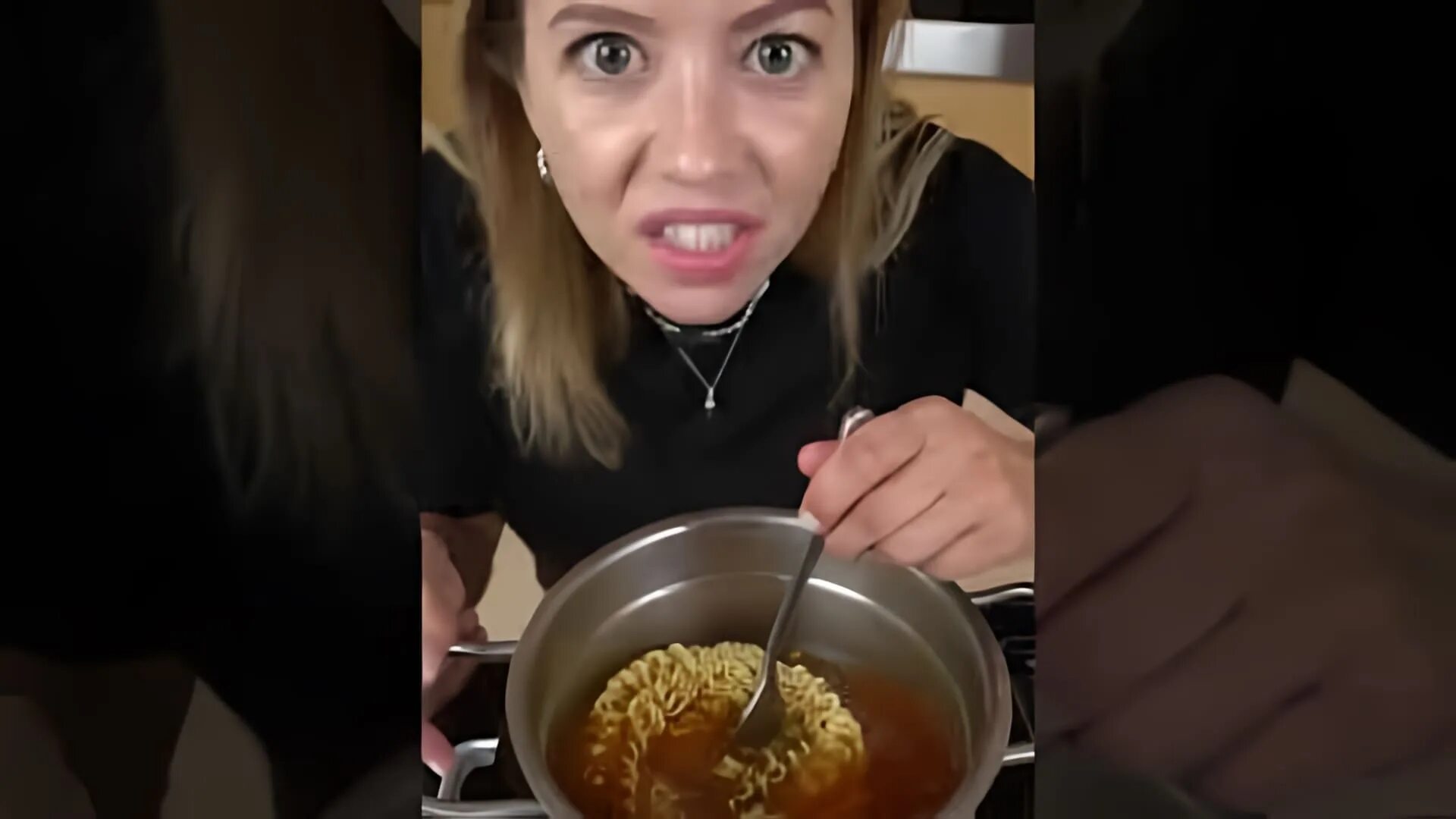 Самая острая лапша. Дегустация лапши. Кушать хочу вика. Лапша спайсе chicken queen. Пробовать еду.