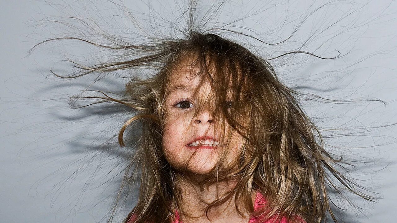 Волосы электризуются. Hanna finsen певица. Статическое электричество. Волосы электризуются. Электризованные волосы.