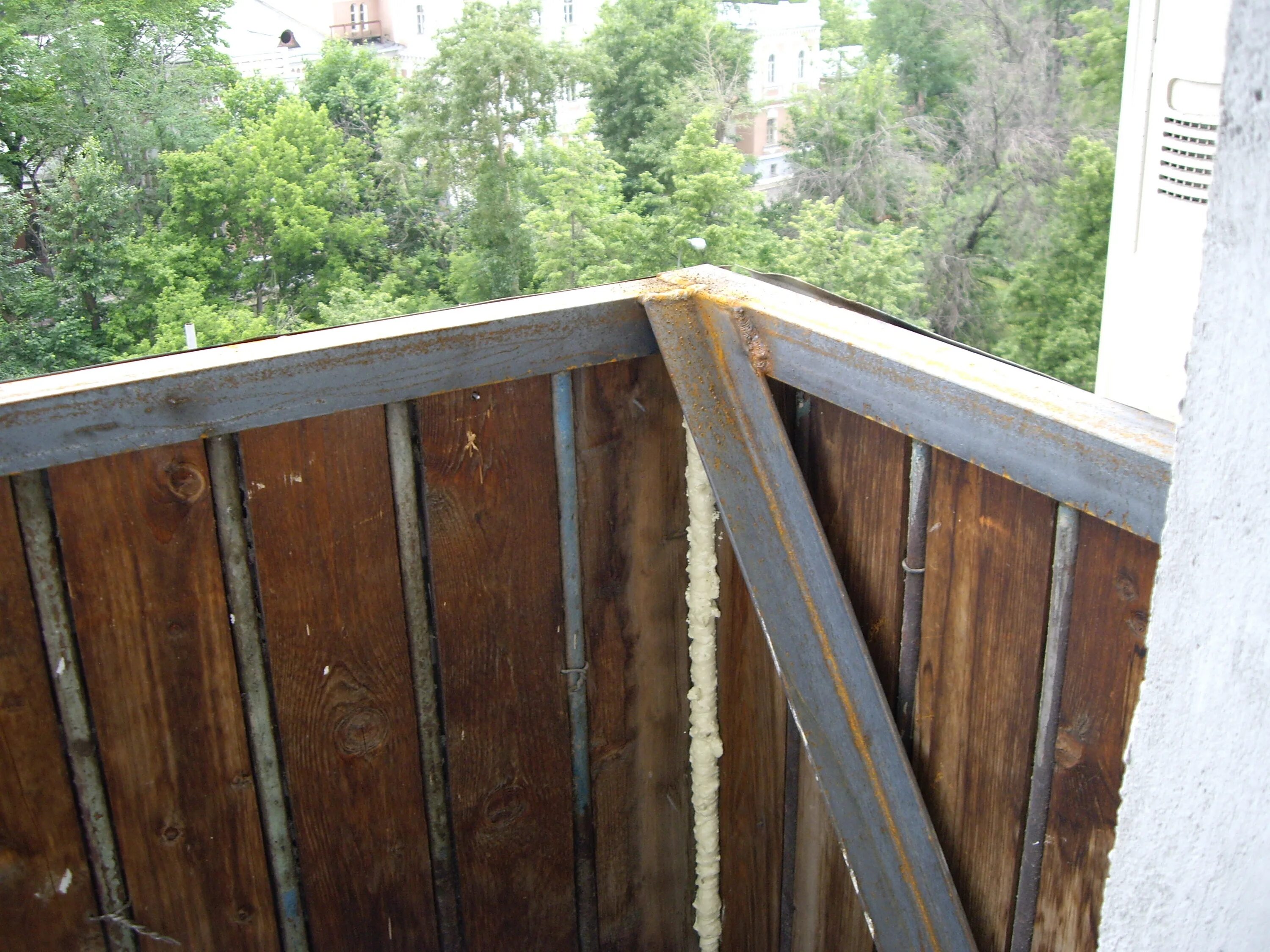 Как крепится балкон. Усиление парапета балкона. Отделка парапета балкона. Укрепление ограждения балкона. Демонтаж бетонного парапета лоджии.