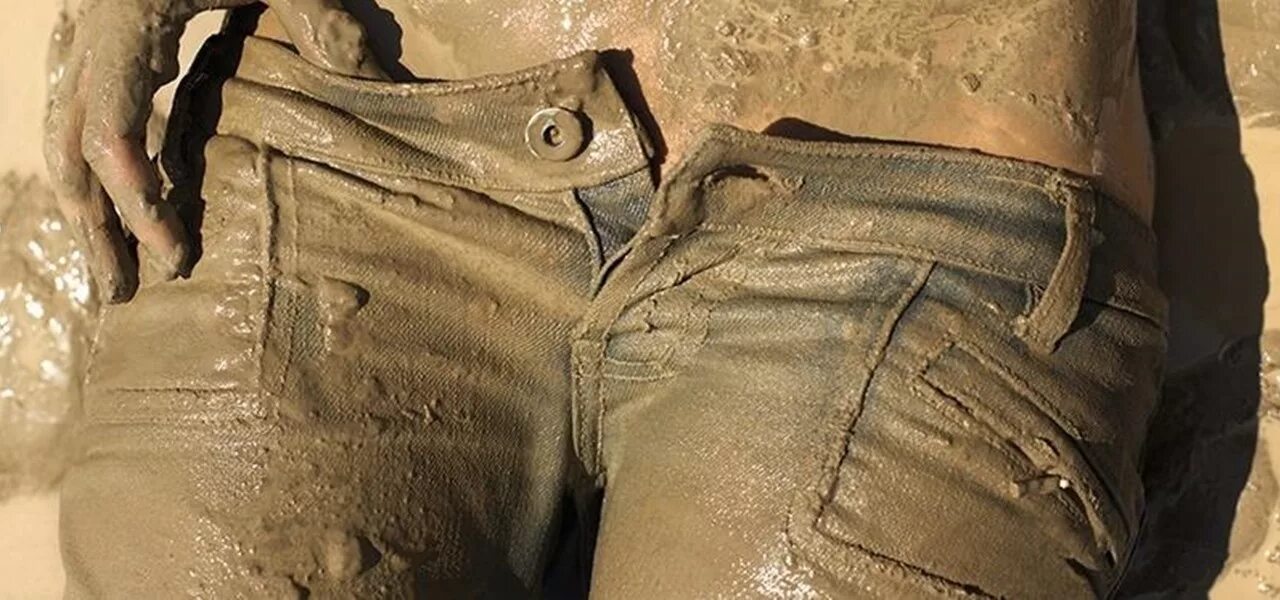 Dirty lena. Грязные брюки. Грязные джинсы. Грязь на джинсах. Штаны в грязи.