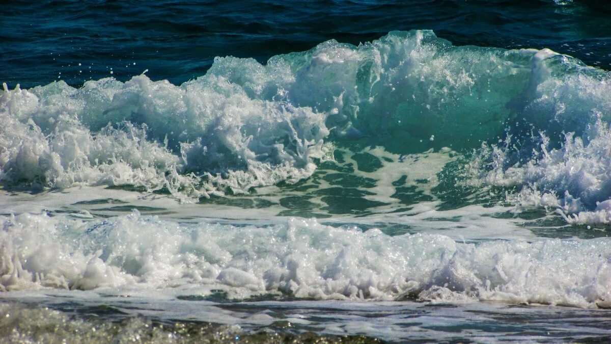 Релакс шум моря. Море, волны. Черное море прибой. Ситжес волны морской прибой. Шум моря и ветра.