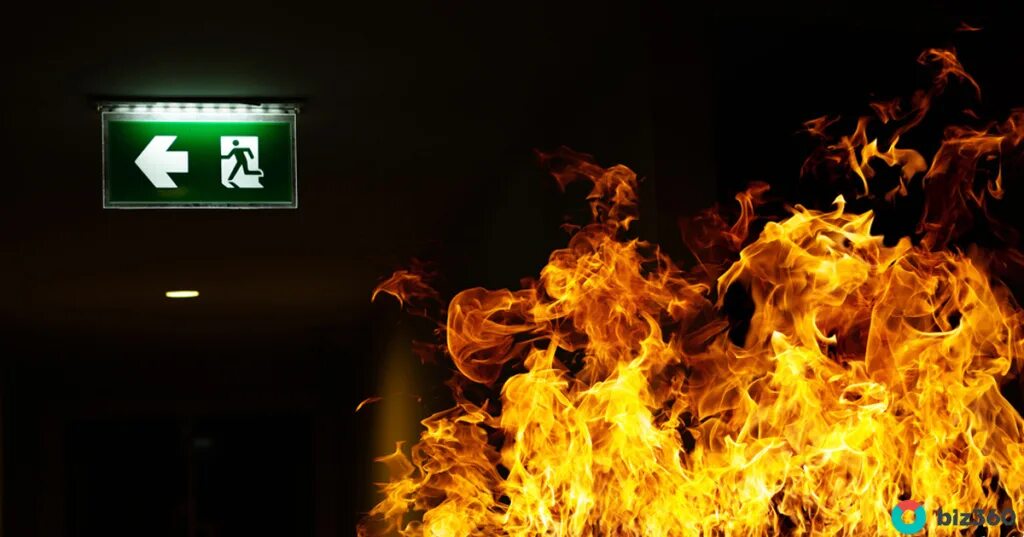 В каком горит зеленая. Зеленый пожарный. Горящий зелёный знак + на чёрном фоне. Пожарная лестница в огне. Горящий знак вопроса зеленым огнем.