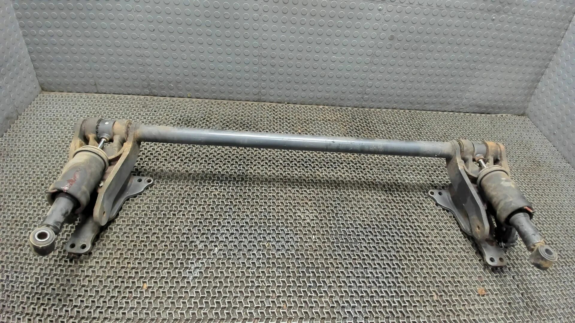 Торсионы ивеко дейли 70с15. Торсион кабины ивеко еврокарго. Торсион кабины iveco eurotech. Торсион кабины ивеко еврокарго 2017. Торисон ивеко дэйли передний.