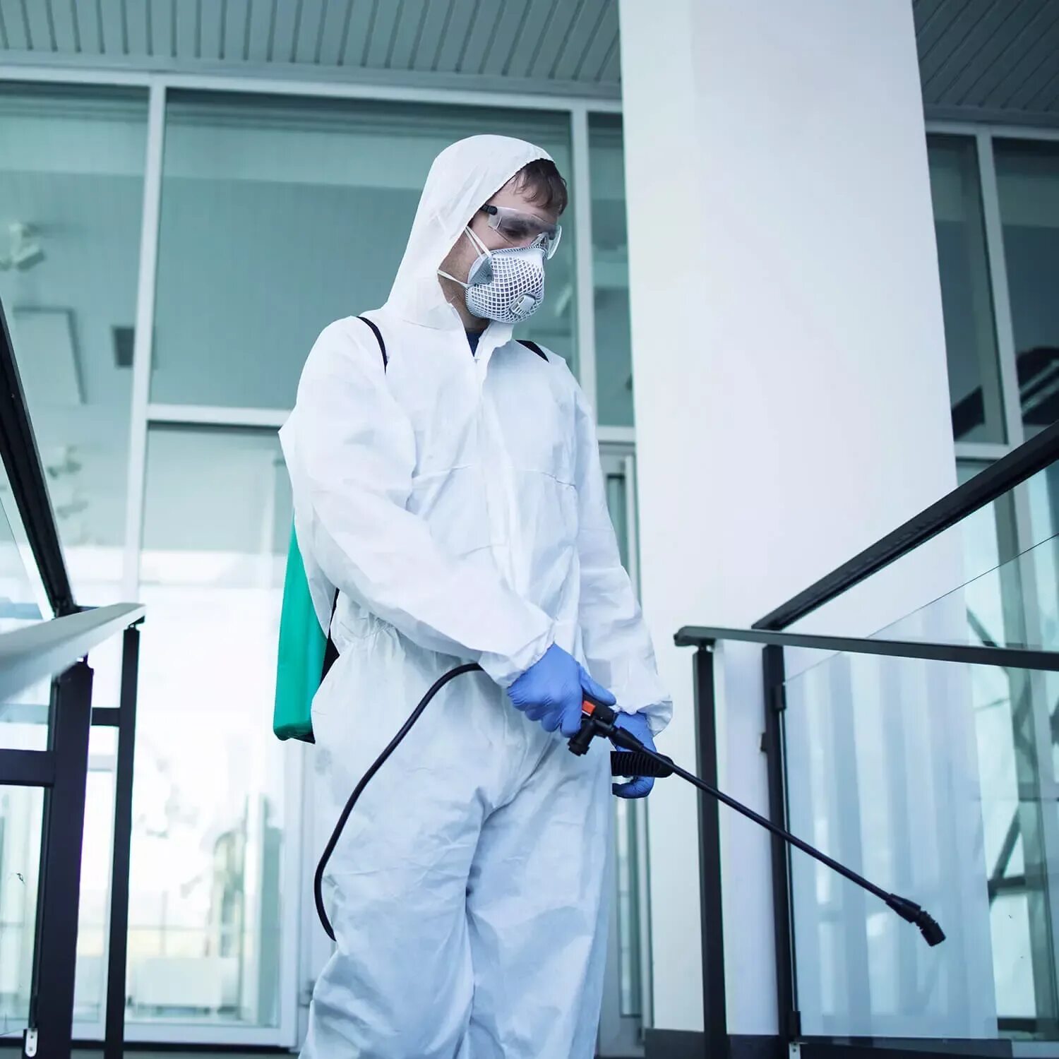 Женщина дезинфектор. Дезинфекция дезинсекция дератизация. Обучение медицинский дезинфектор. Удостоверение дезинфектора образец. Учеба по дезинфектологии.