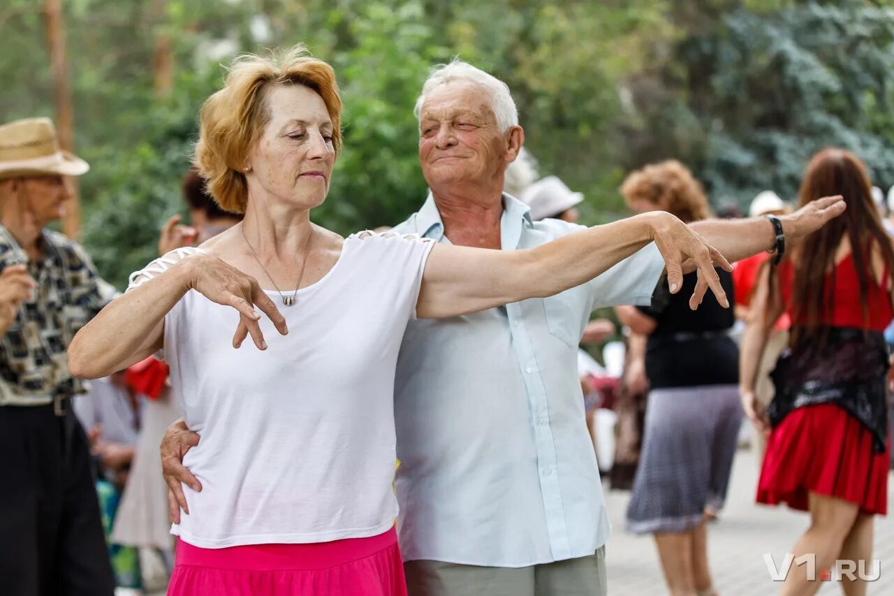 В старшие были люди. Танцы пожилых людей. Танцы для пенсионеров бесплатно. Пожилые люди танцуют. Танцы для пожилых.
