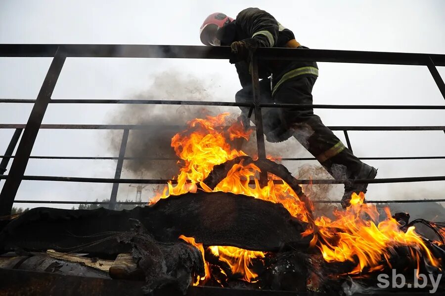 Профессия спасатель рб. Белорусские пожарные. Беларусь спасатели. С днем спасателя мчс рб. Профессия спасатель рб.