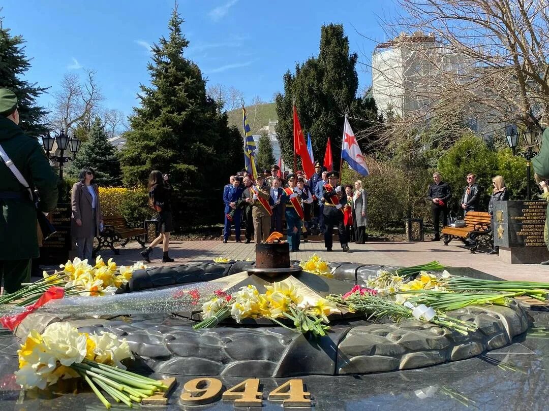 Освобождение керчи от немецко фашистских. 11 Апреля 1944 освобождение Керчи. 11 Апреля освобождение Керчи. Освобождение Керчи апрель 1944. 11 Апреля Керчь.