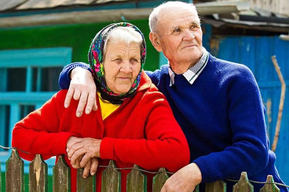 Пенсионерам понизили. Пожилые люди. Пожилые люди в России. Старики в России. Человек на пенсии.